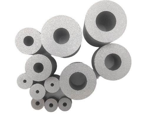 O material é concebido para matrizes de corte utilizadas na produção de parafusos, oferecendo